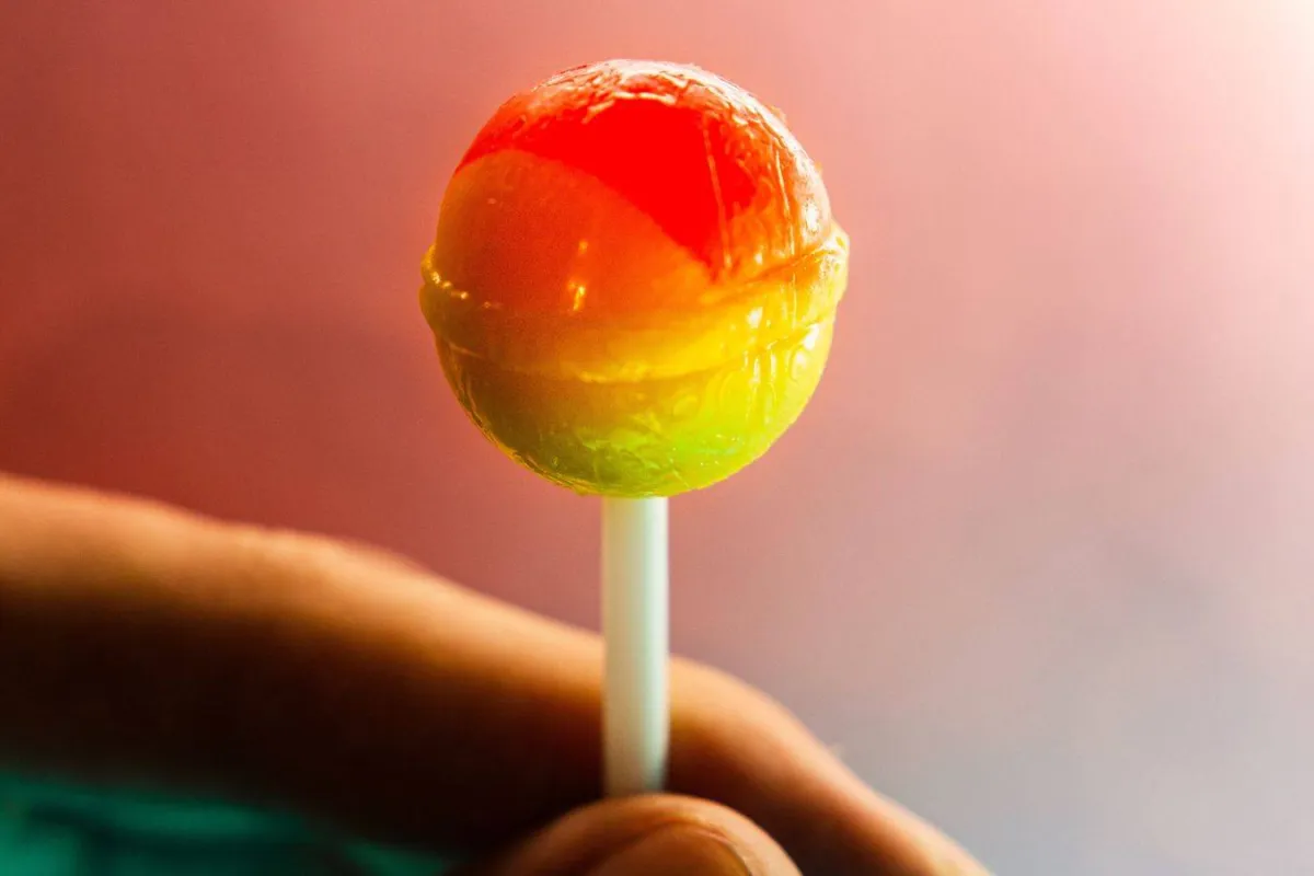 حلوى مصاصة ملونة