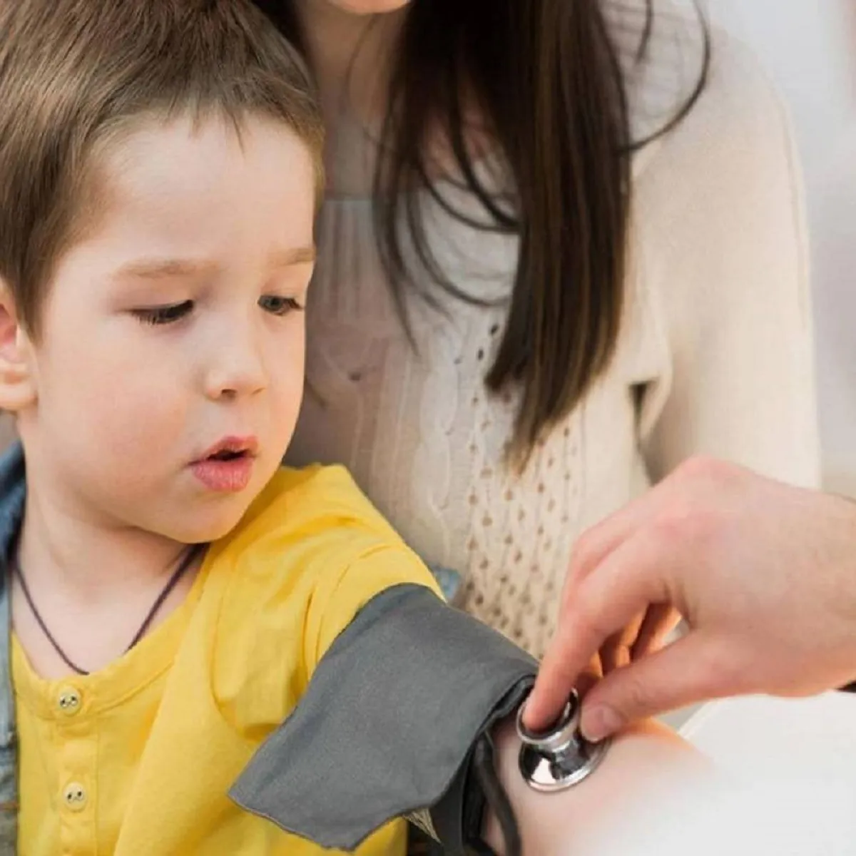 صورة لطفل وطبيب