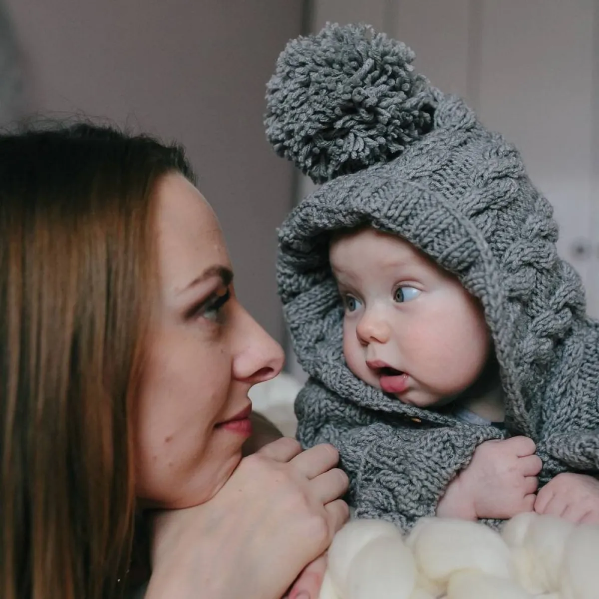 صورة لأم  تتواصل مع طفلها