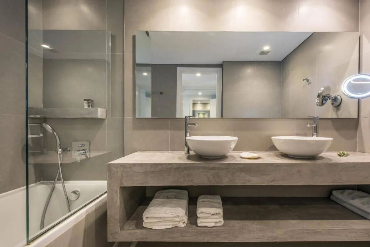 أعمال الرخام تحلّ على عناصر الغرف في أكوا باي 