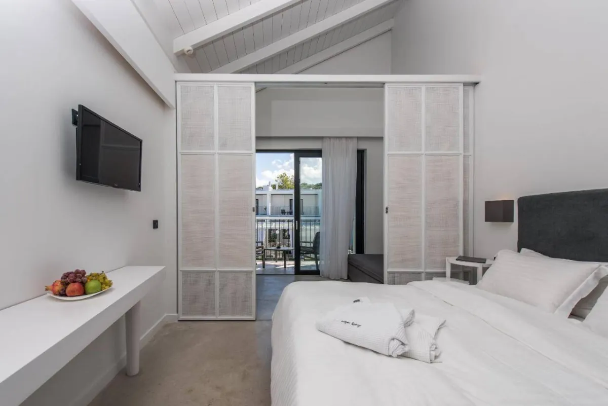 الأبيض يحلّ على تفاصيل الغرف في فندق أكوا باي