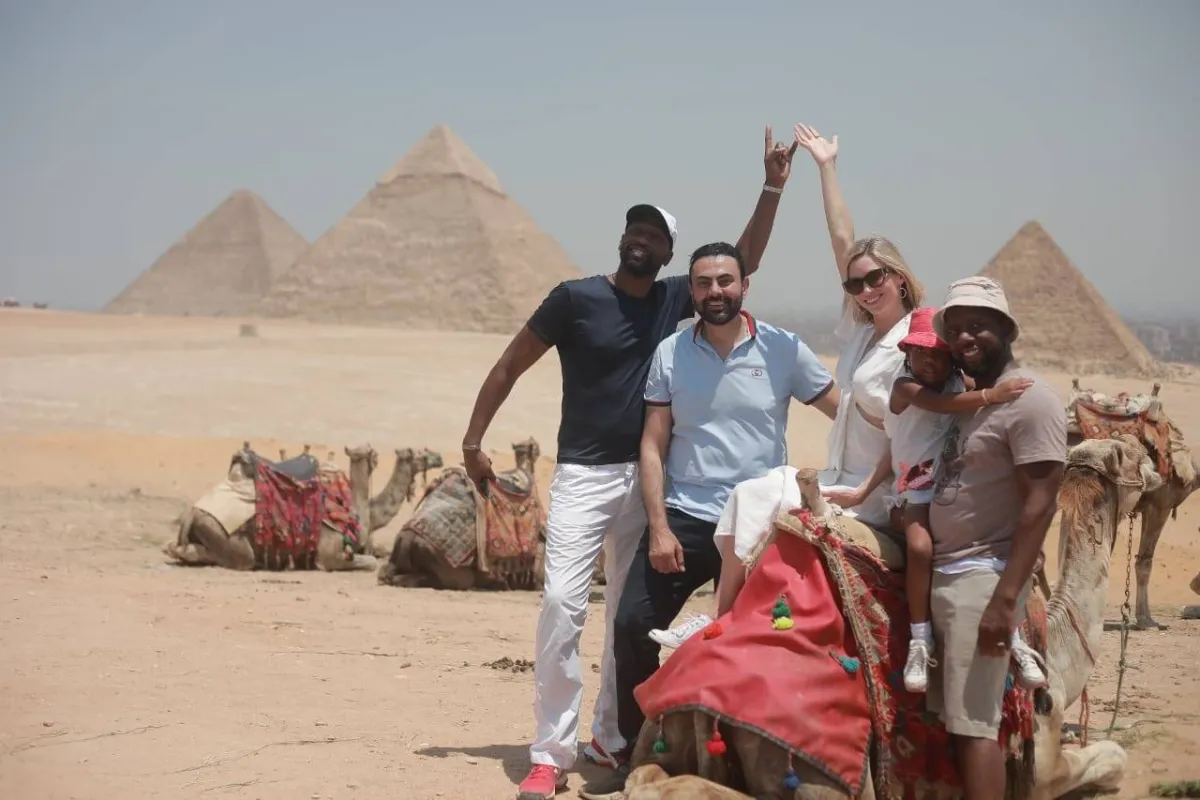 محمد كريم وأبطال الفيلم يزورون الأهرامات - الصورة من حسابه على إنستغرام