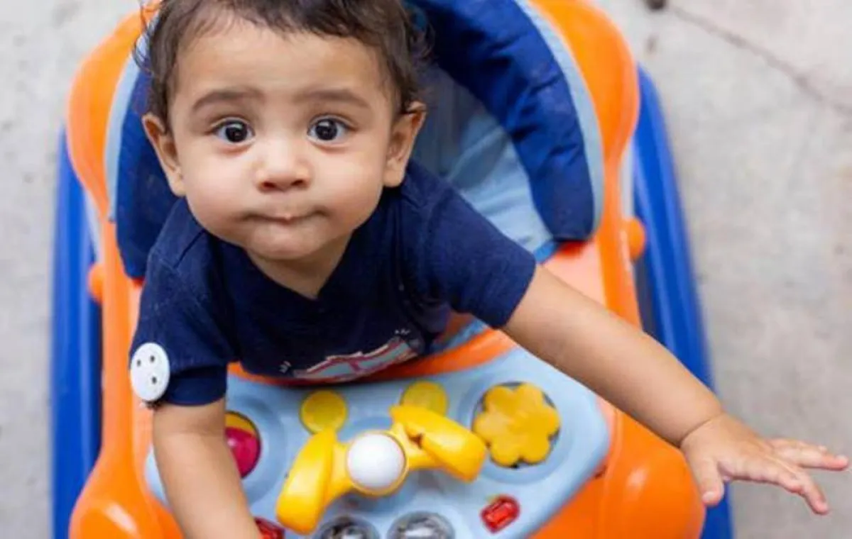 صورة لرضيع في المشاية