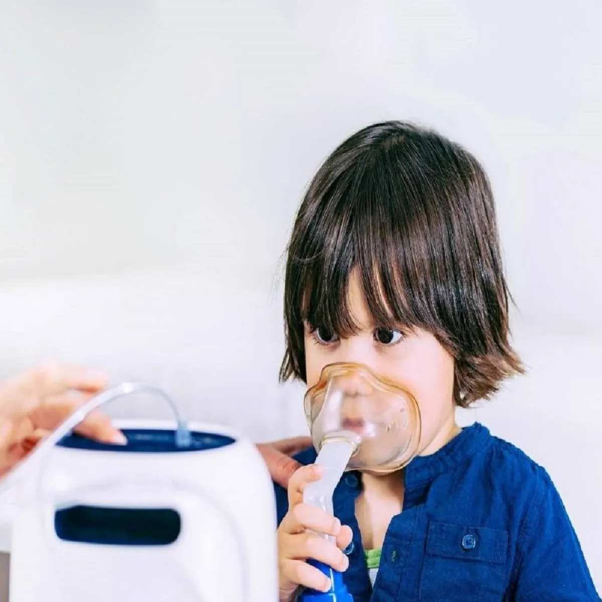 صورة لطفل يتنفس بجهاز