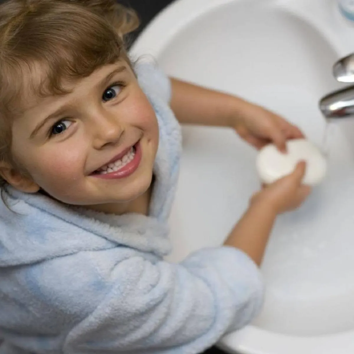 صورة لطفلة تغسل يديها