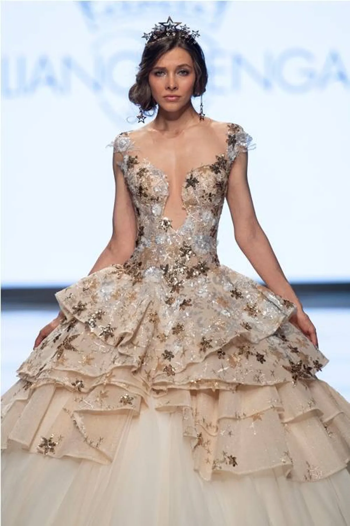 فستان زفاف مطرّز، من إميليانو بنجاسي Emiliano Bengasi