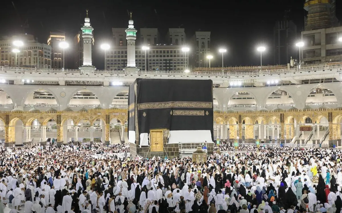 إنزال ثوب الكعبة المشرفة لإكسائها حلتها الجديدة