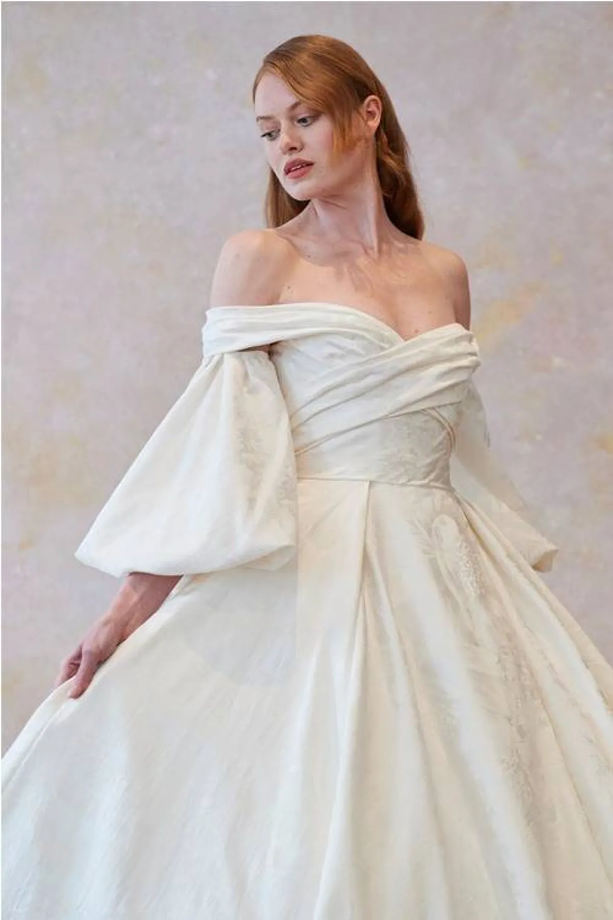 فستان زفاف بأكمام جرس من إينيس دي سانتو  Ines Di Santo