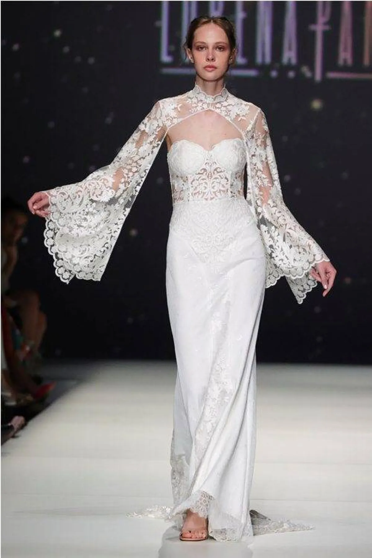 فستان زفاف بأكمام جرس من لورينا بانيا  Lorena Panea