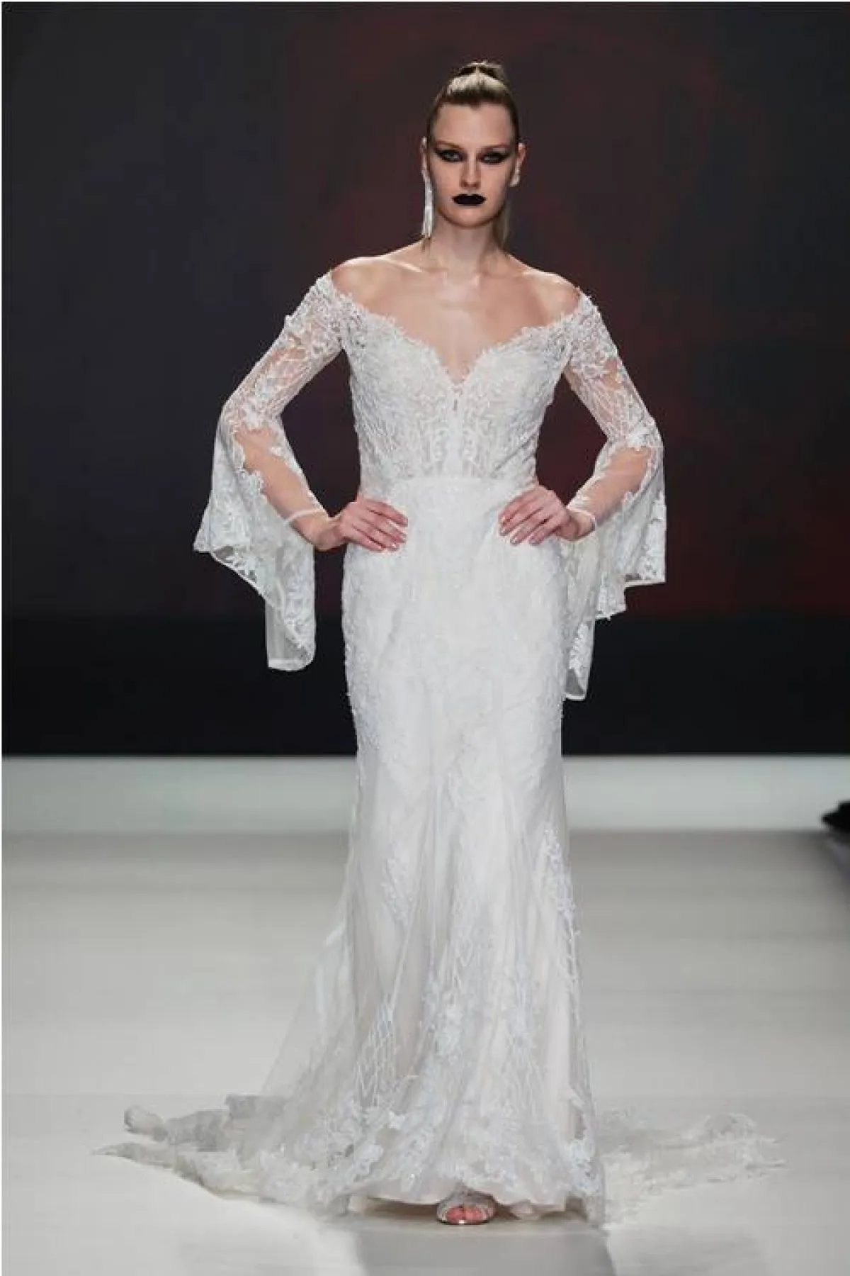 فستان زفاف بأكمام جرس من موديكا  Modeca