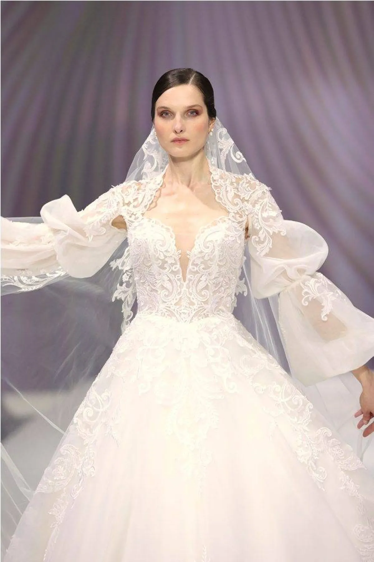 فساتين زفاف بأكمام جرس لعروس 2023 من نيكول ميلانو  Nicole Milano