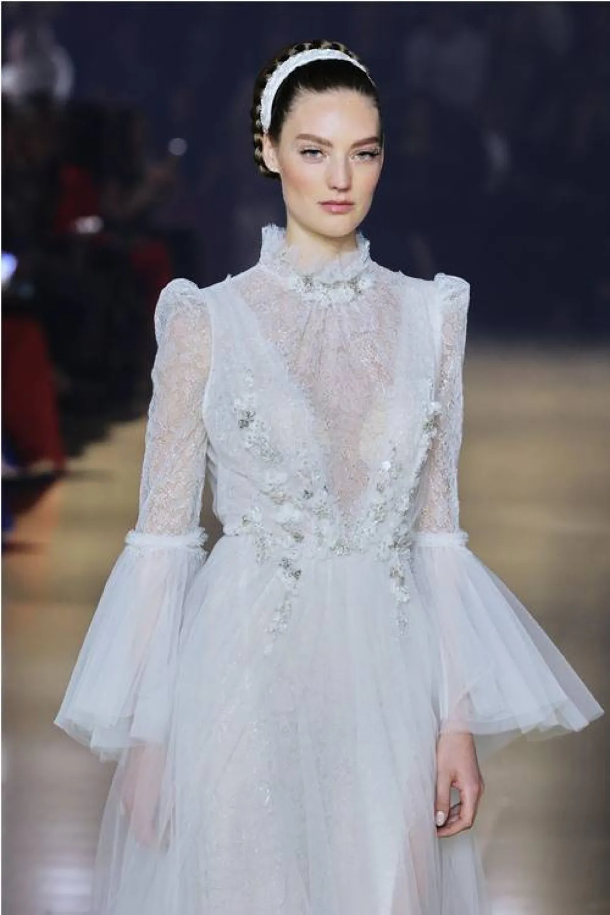 فستان زفاف بأكمام من أتيليه برونوفياس  Atelier Pronovias