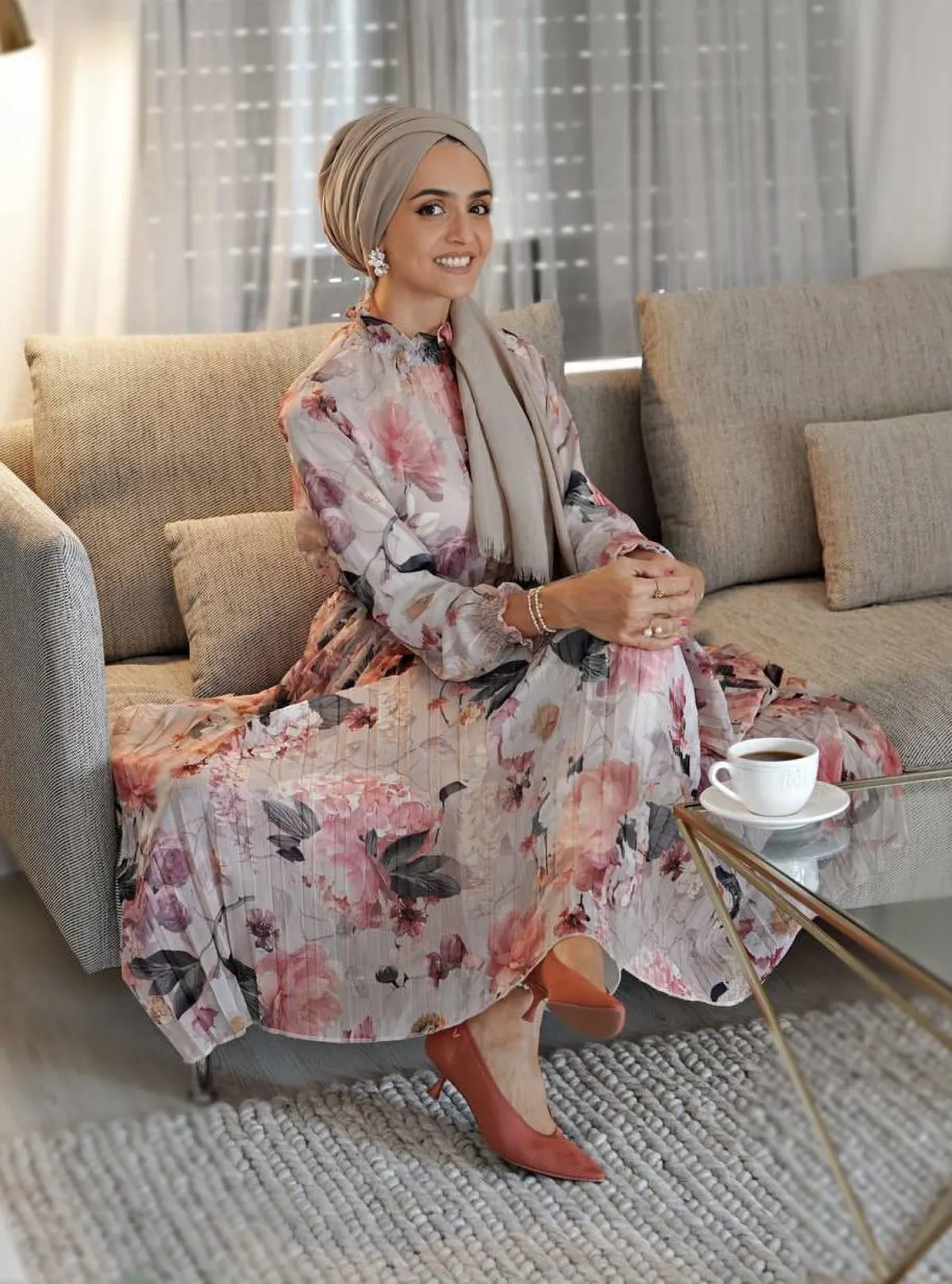 غادة عثمان بفستان مزين بزهور كبيرة