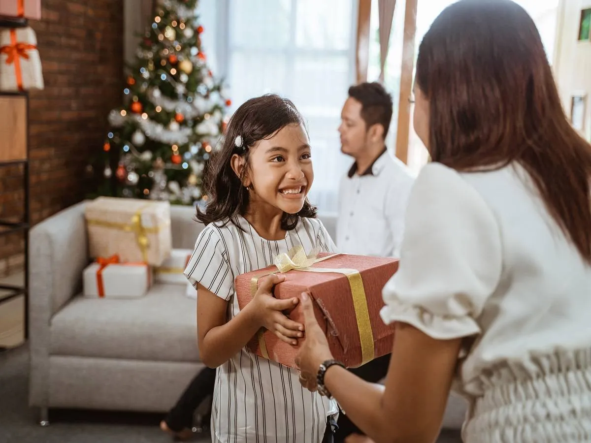 صورة لأم تعطي ابنتها هدية