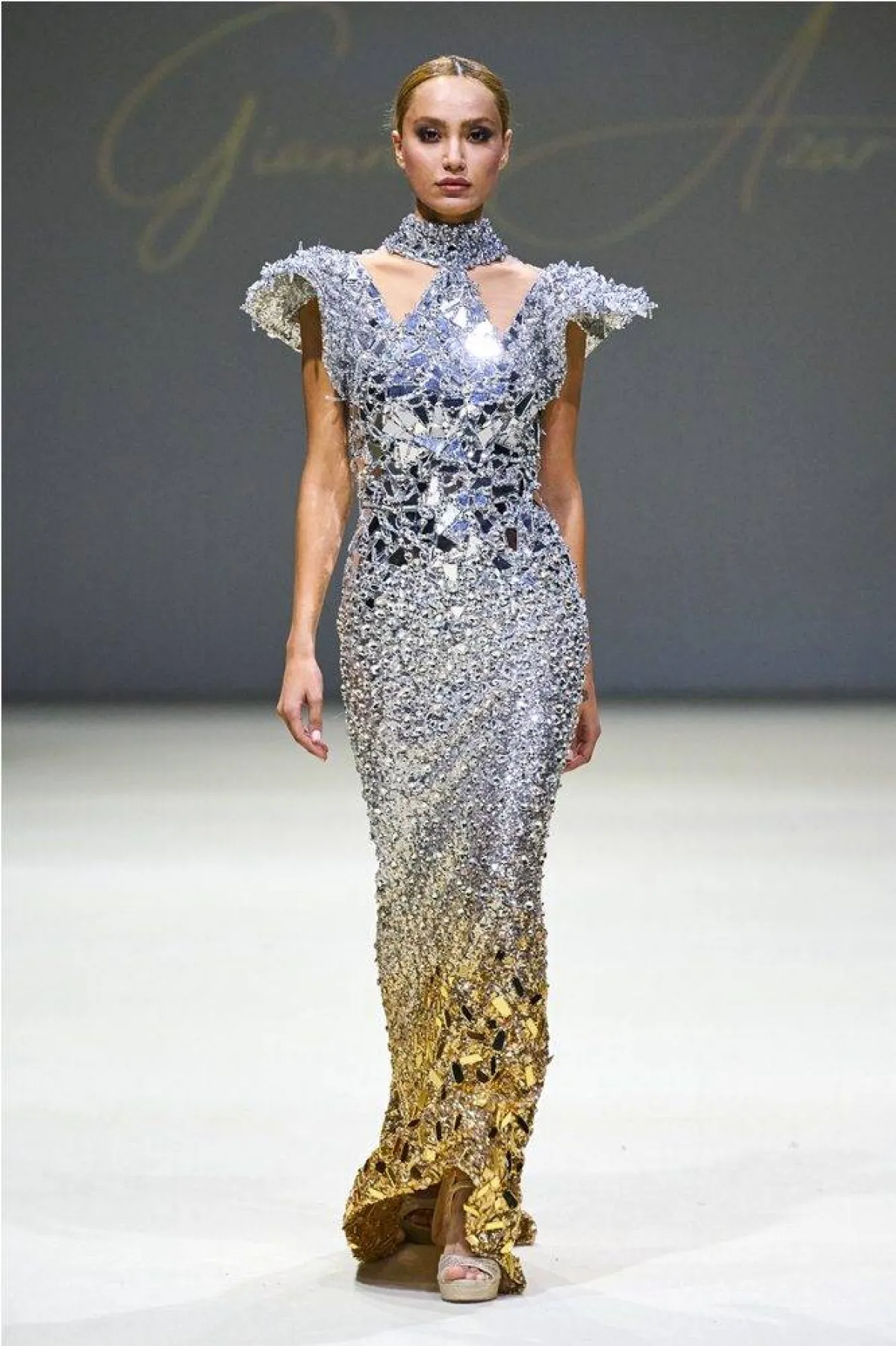 موديلات فساتين خطوبة مرصّعة بالأحجار