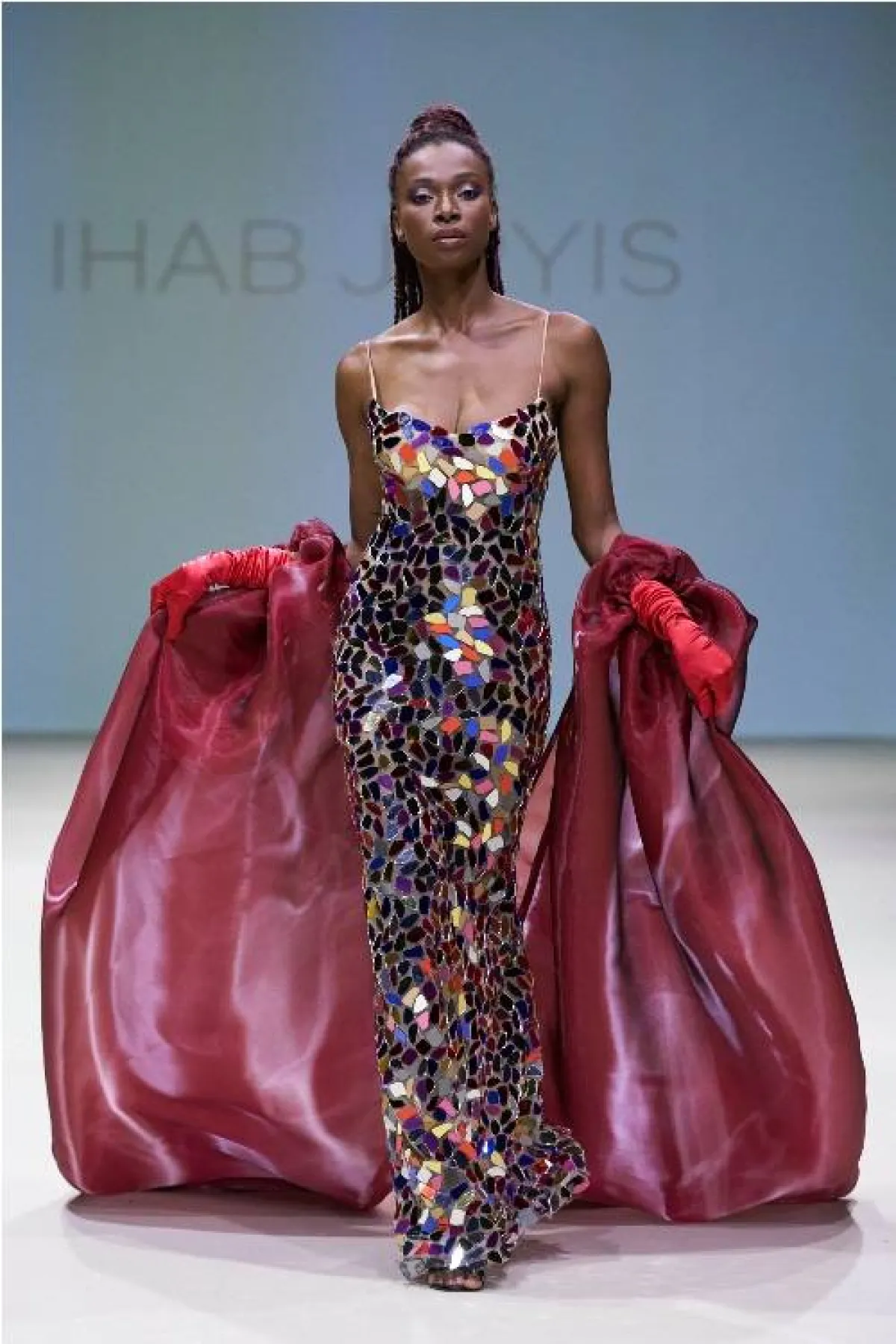 موديلات فساتين خطوبة مرصّعة بالأحجار