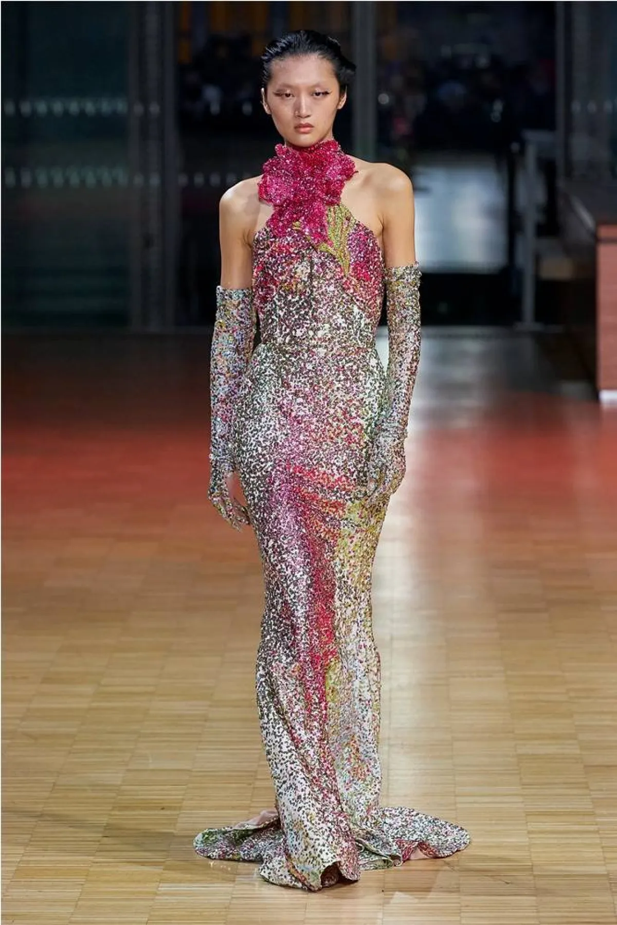 موديلات فساتين خطوبة مرصّعة بالأحجار