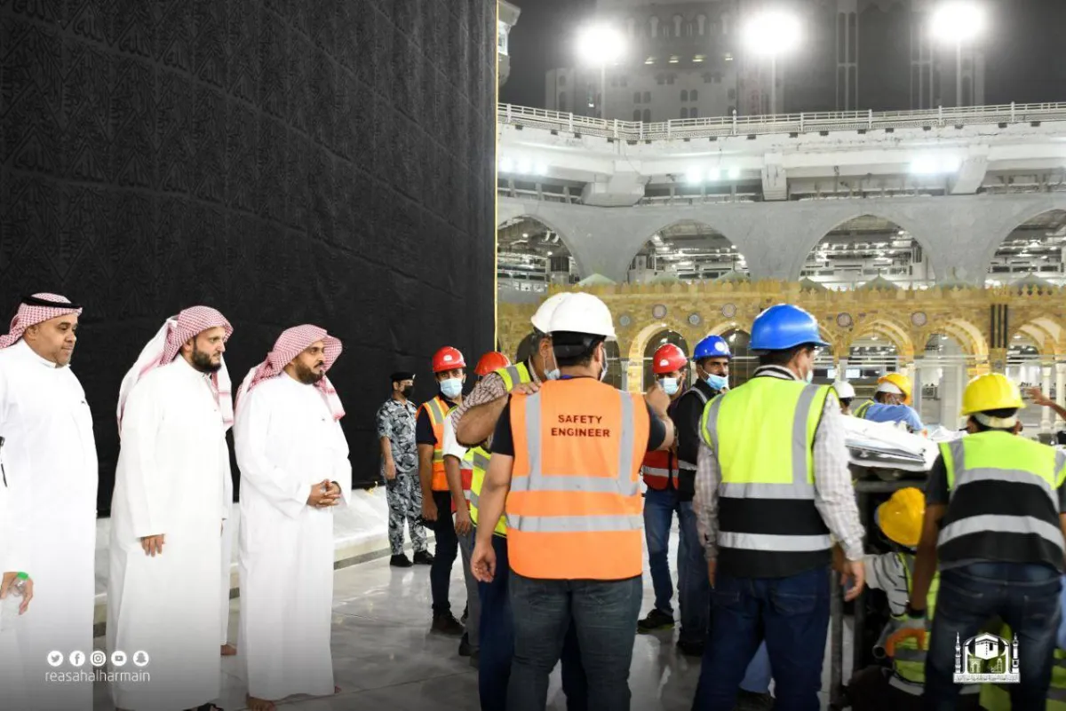 بدء رفع الحواجز الوقائية المحيطة بالكعبة - الصورة من حساب رئاسة شؤون الحرمين على تويتر 
