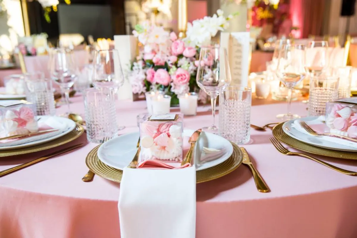 الخامات الشفافة تشتمل على أدوات المائدة