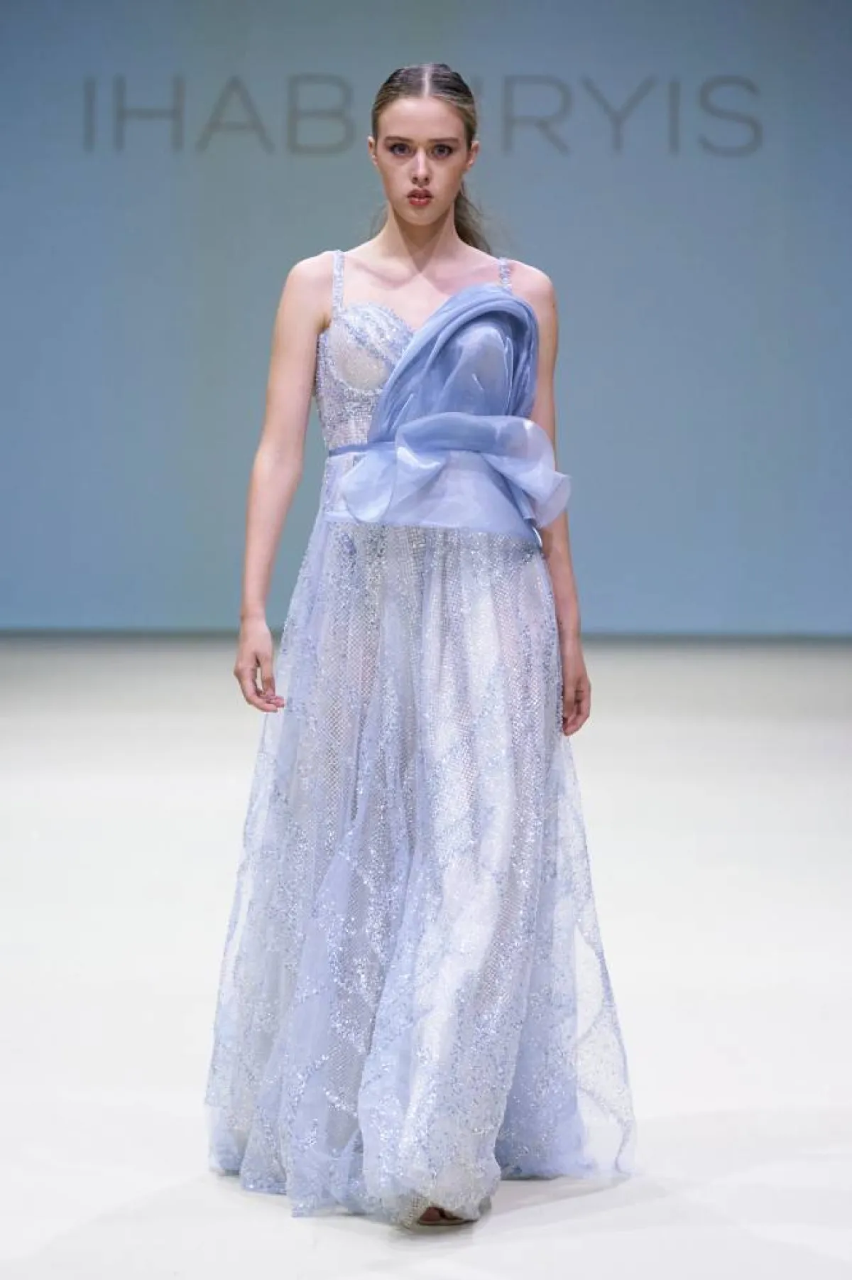 فساتين سهرة راقية باللون الأزرق