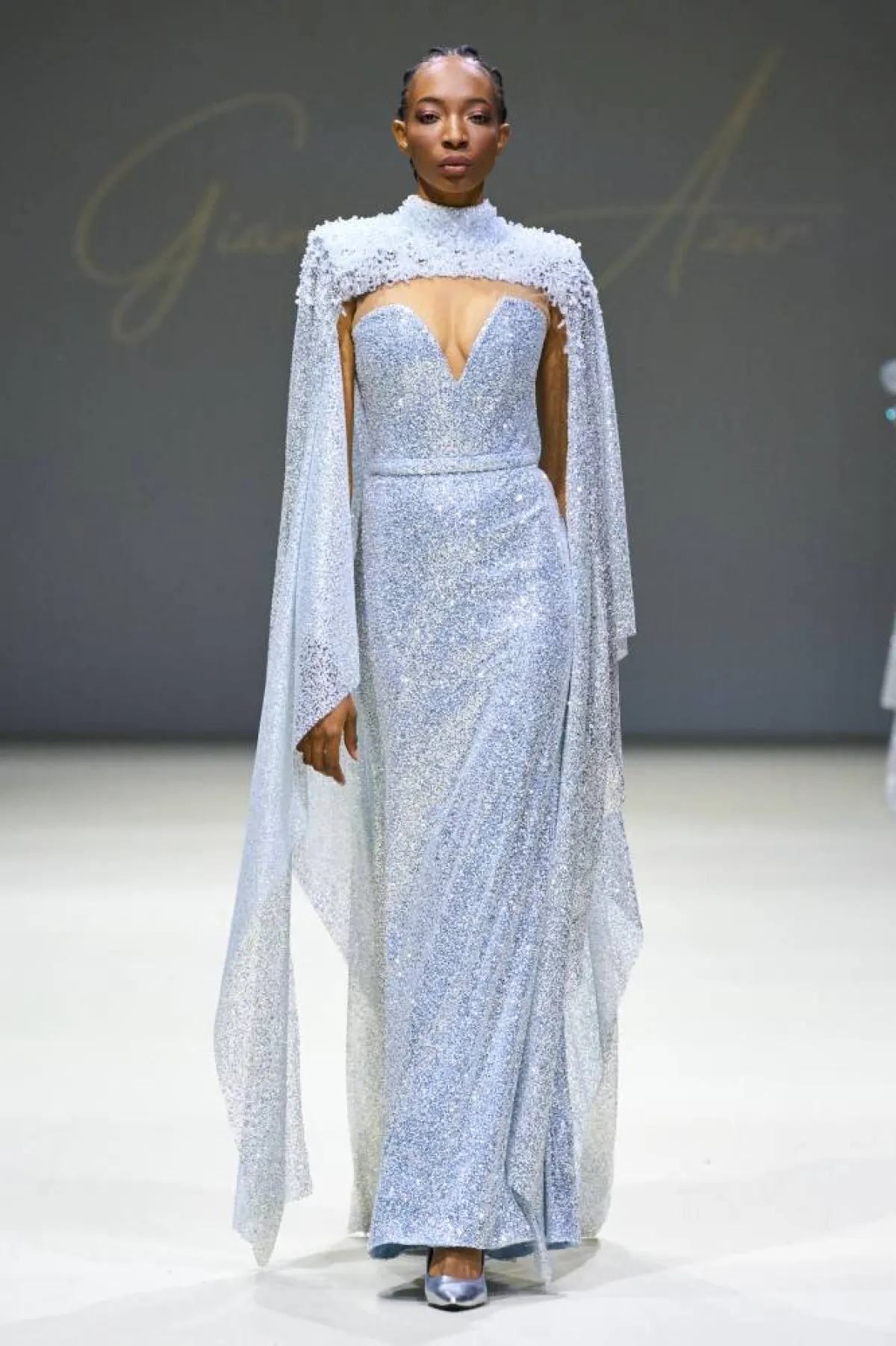 فساتين سهرة راقية باللون الأزرق