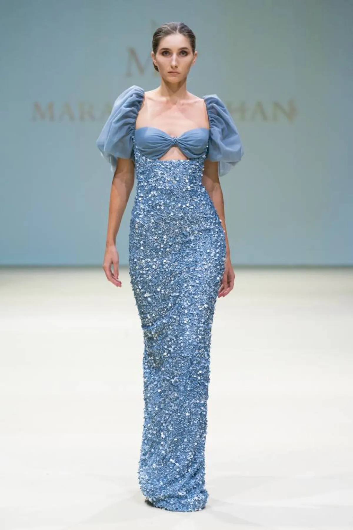 فساتين سهرة راقية باللون الأزرق