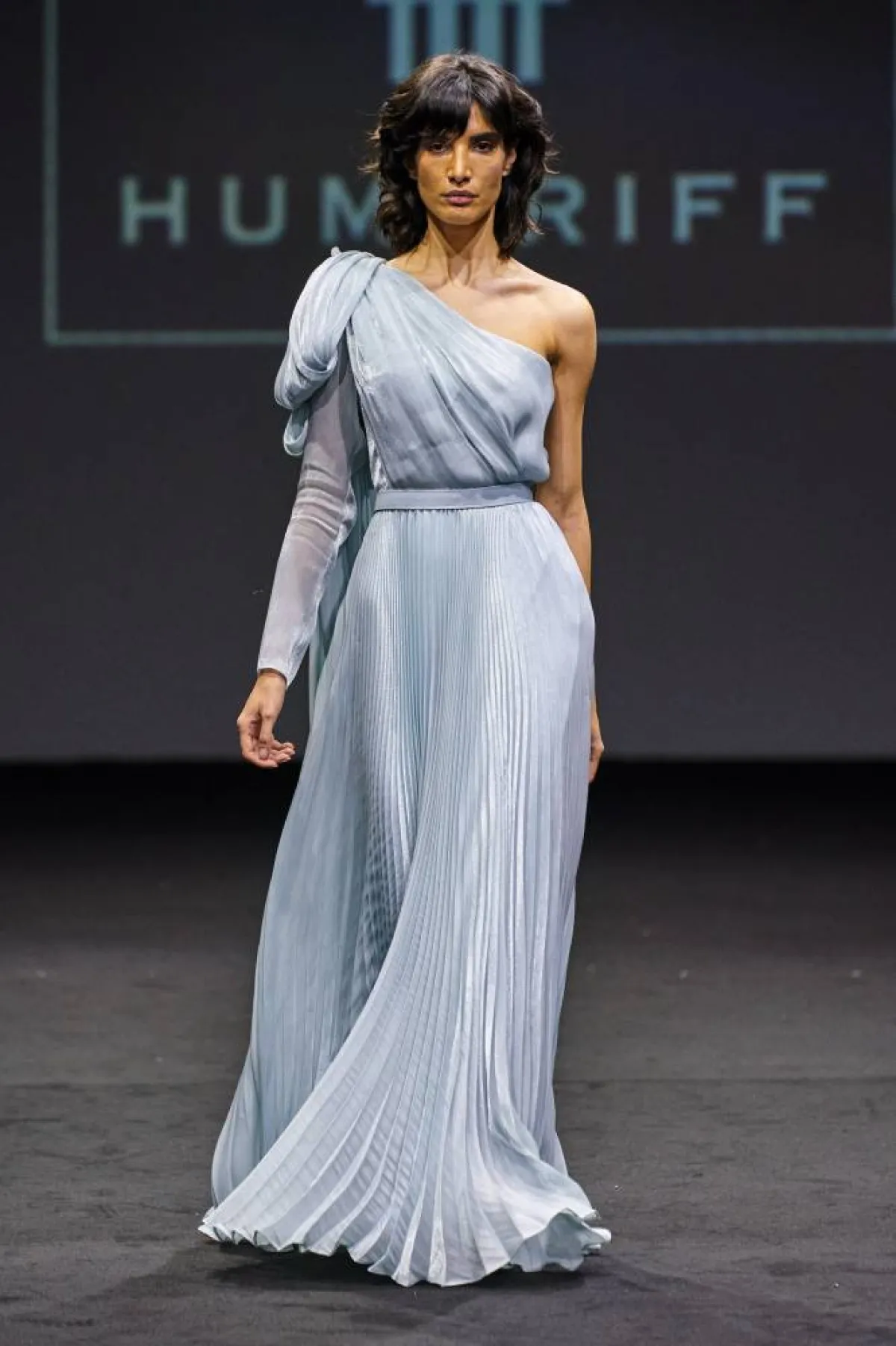 فساتين سهرة راقية باللون الأزرق