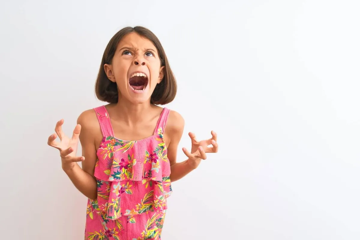 صورة لطفلة عدوانية