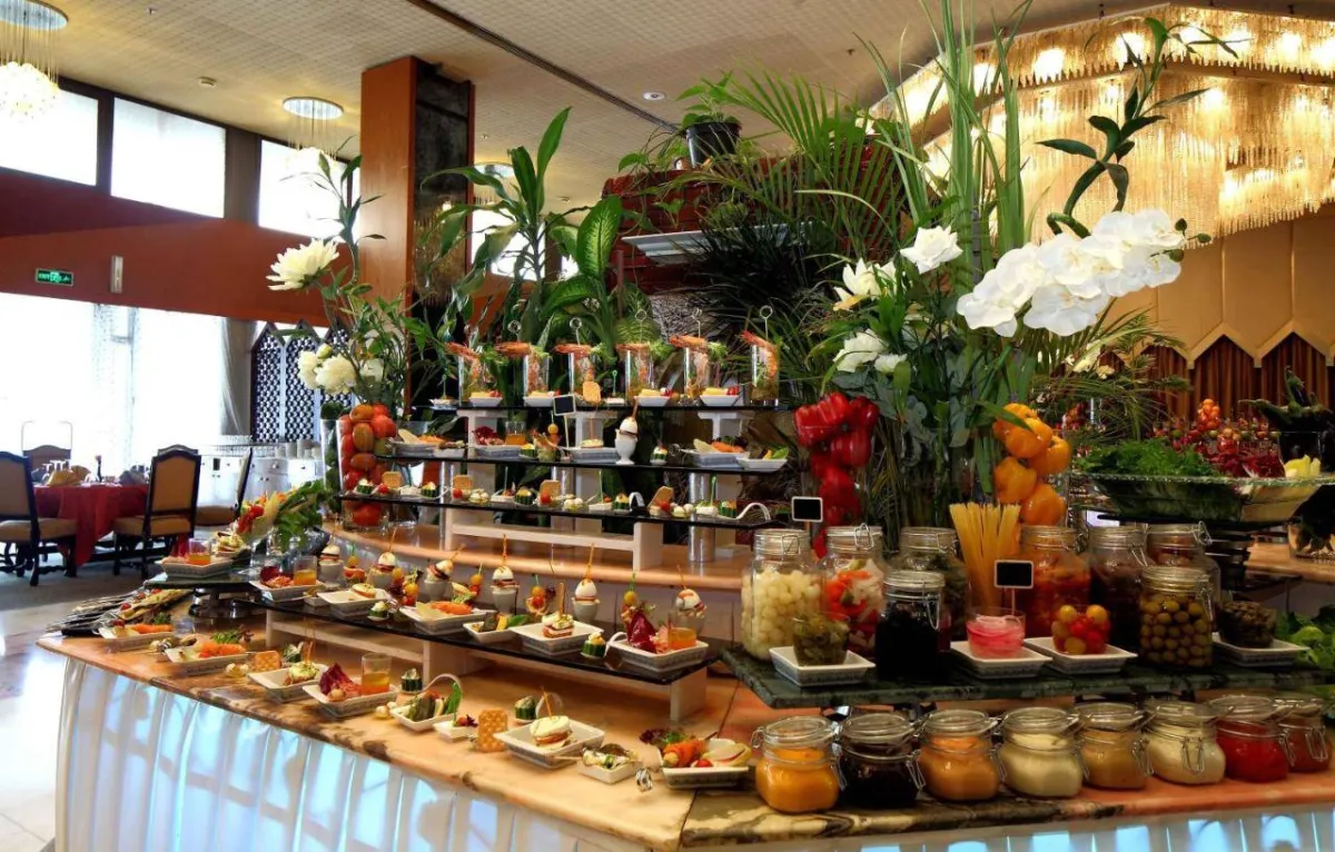 بوفيه مفتوح في فندق إنتركونتيننتال الطائف