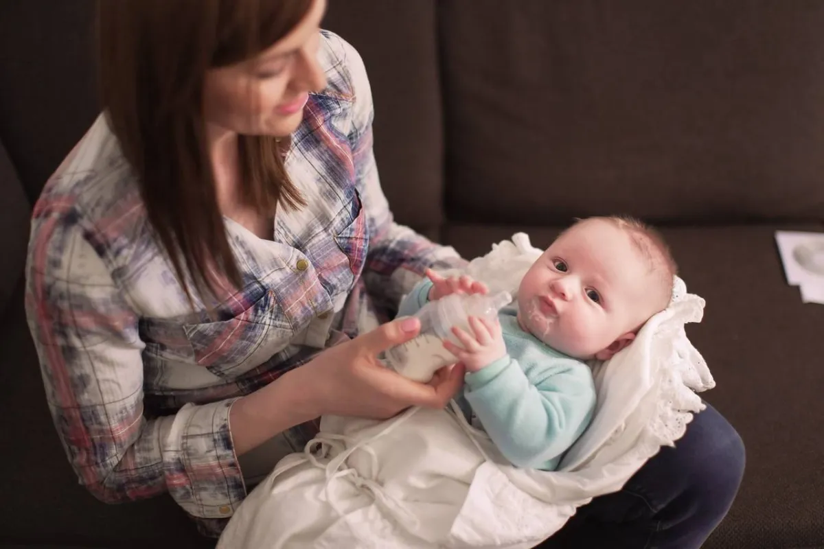 صورة طفل يشرب من زجاجة الحليب