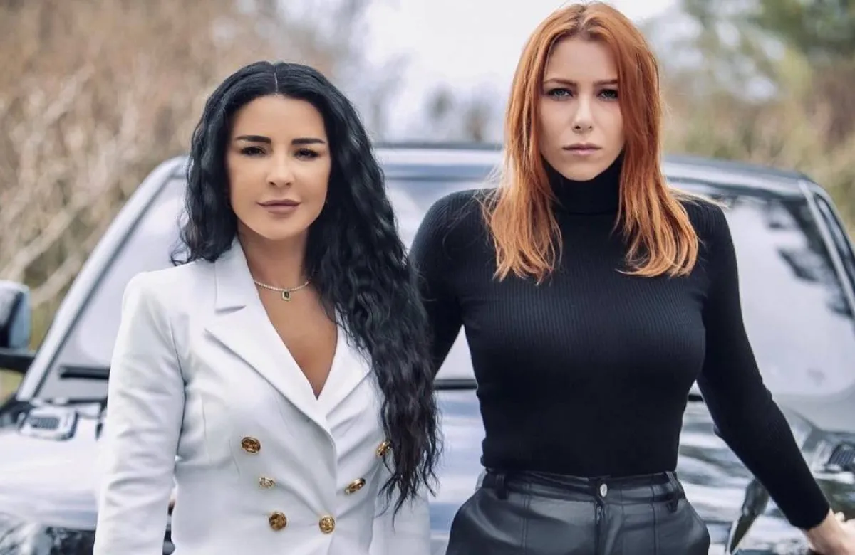 دانييلا رحمة وماغي بوغصن - من كواليس من مسلسل للموت صورة من صفحتها الرسمية على انستغرام