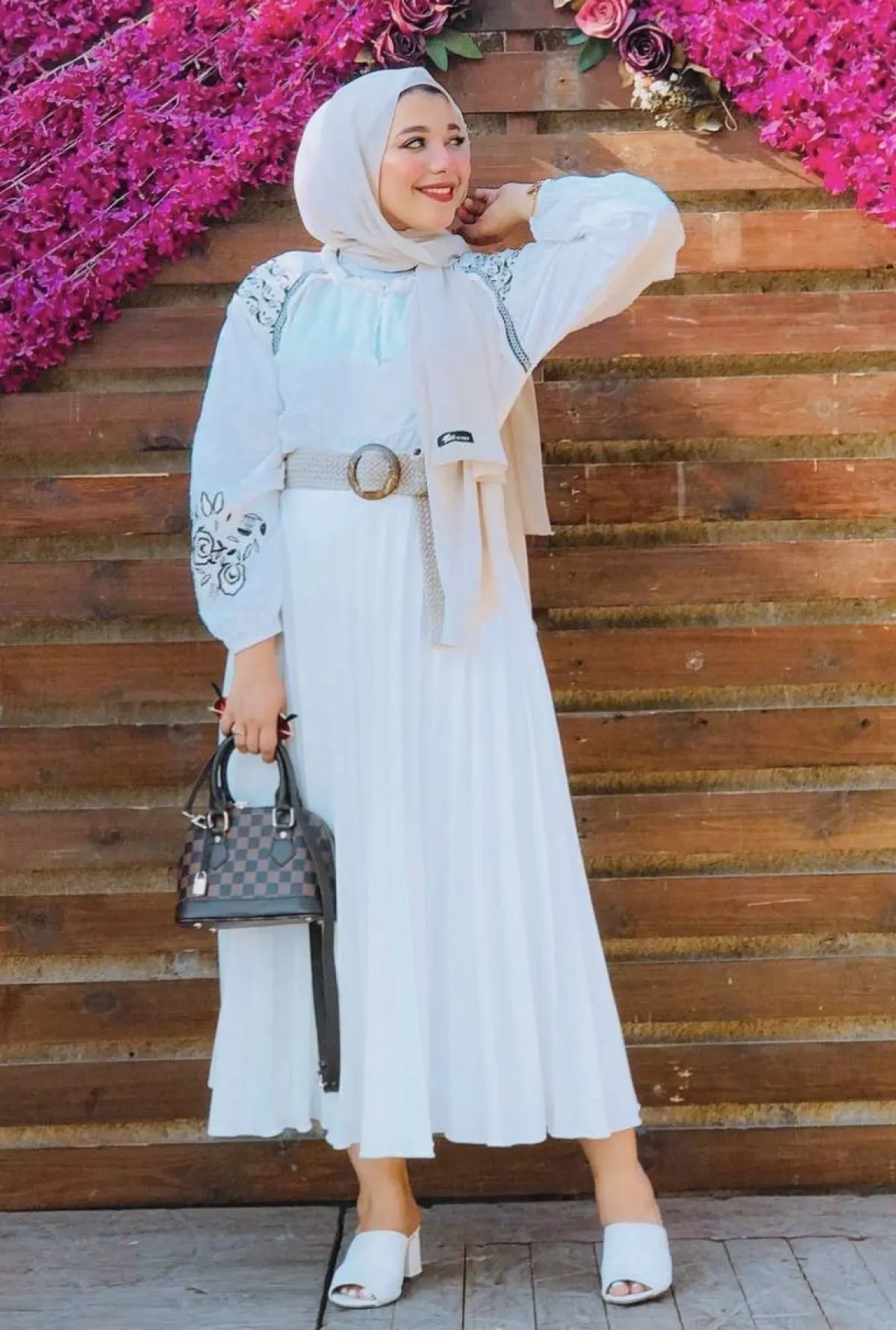 حنان الحكيم بفستان ابيض باكمام مطرزة