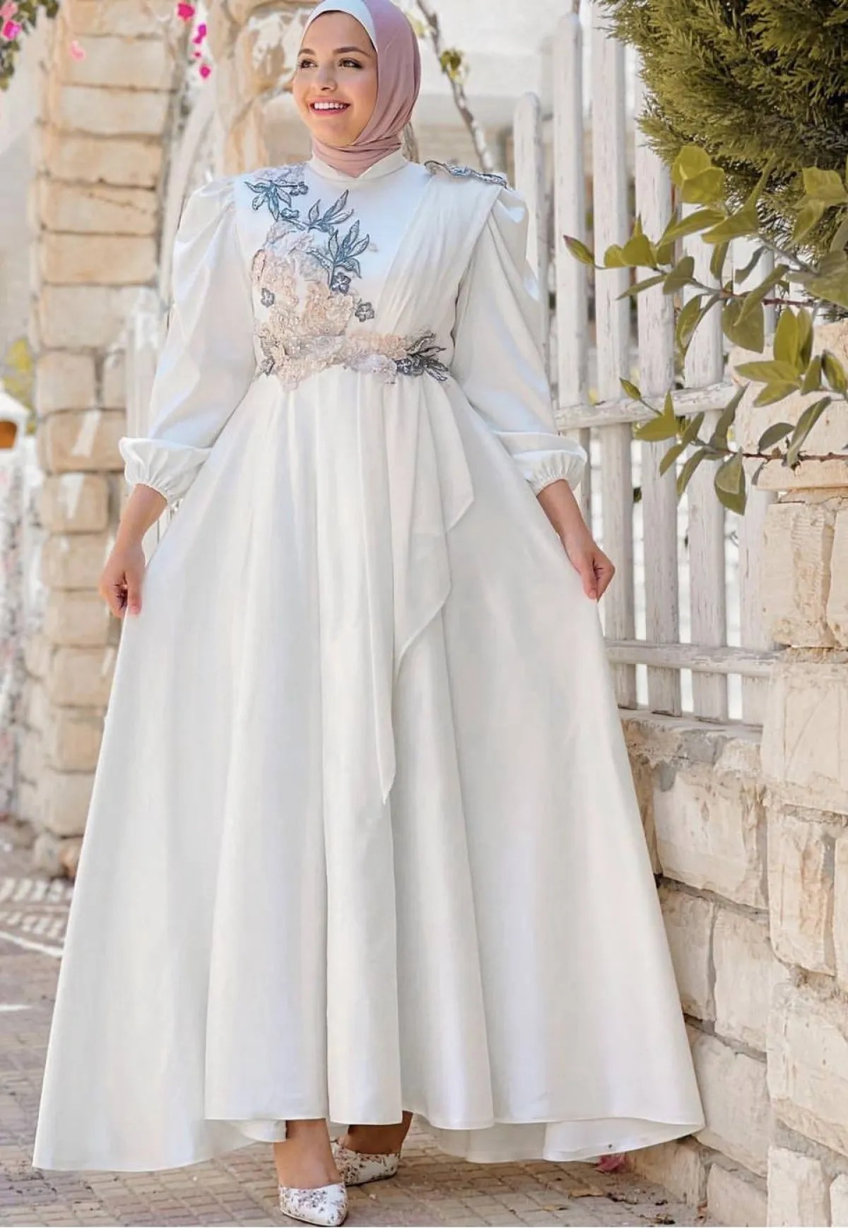 اية فوزي بفستان مطرز بالزهور