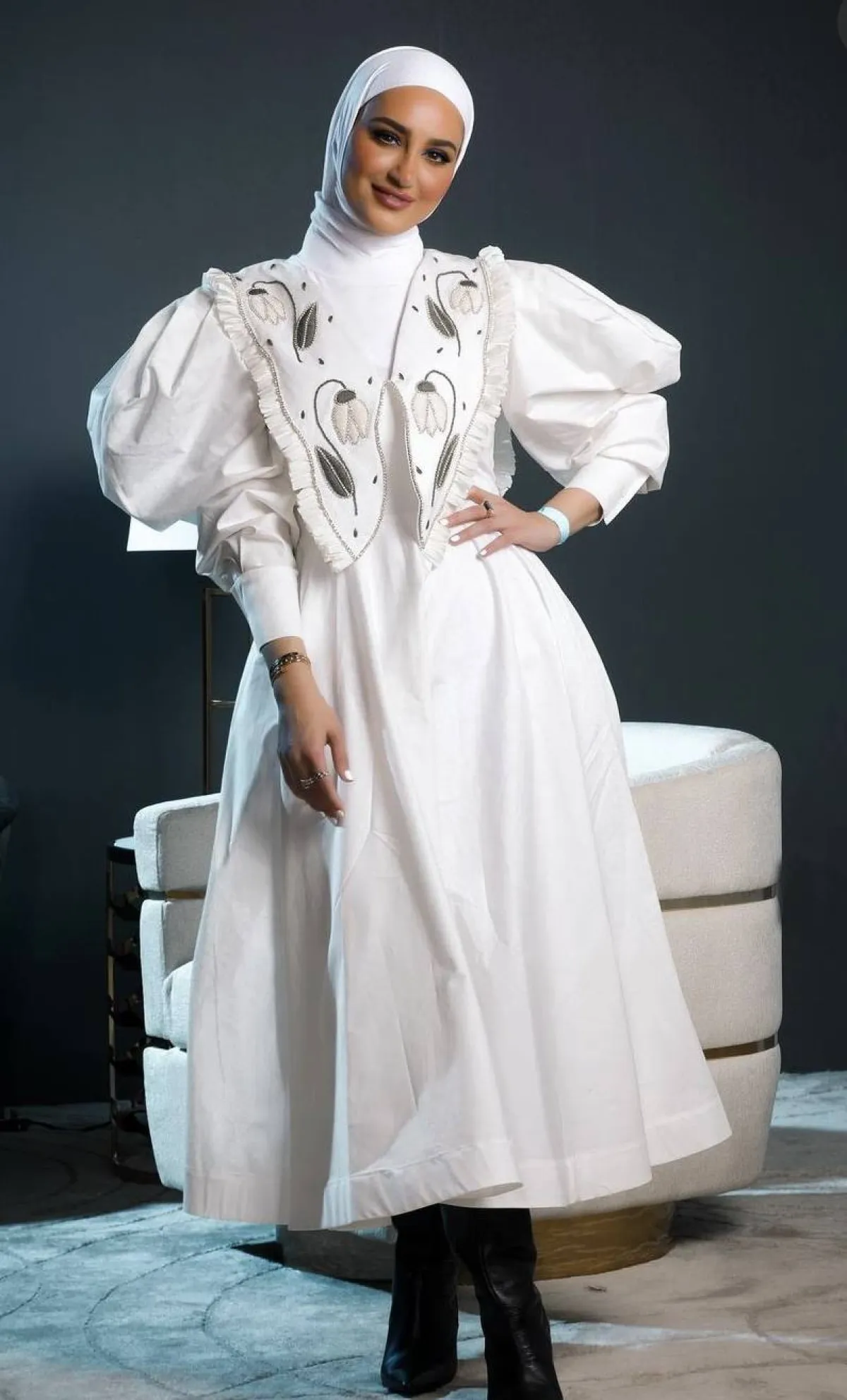 دلال الدوب بفستان ابيض مطرز