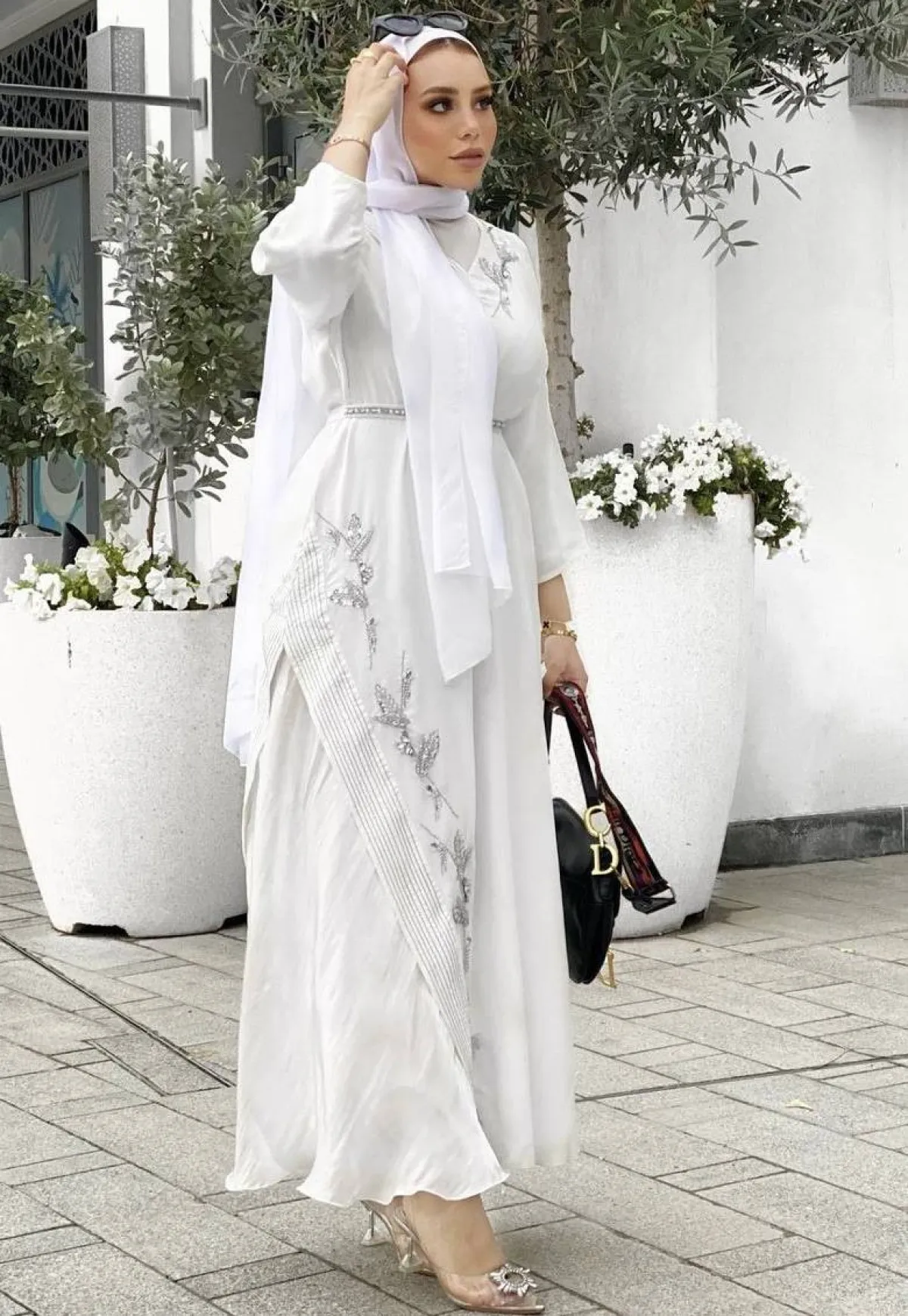 رهف الشامي بفستان مطرز بالفضي