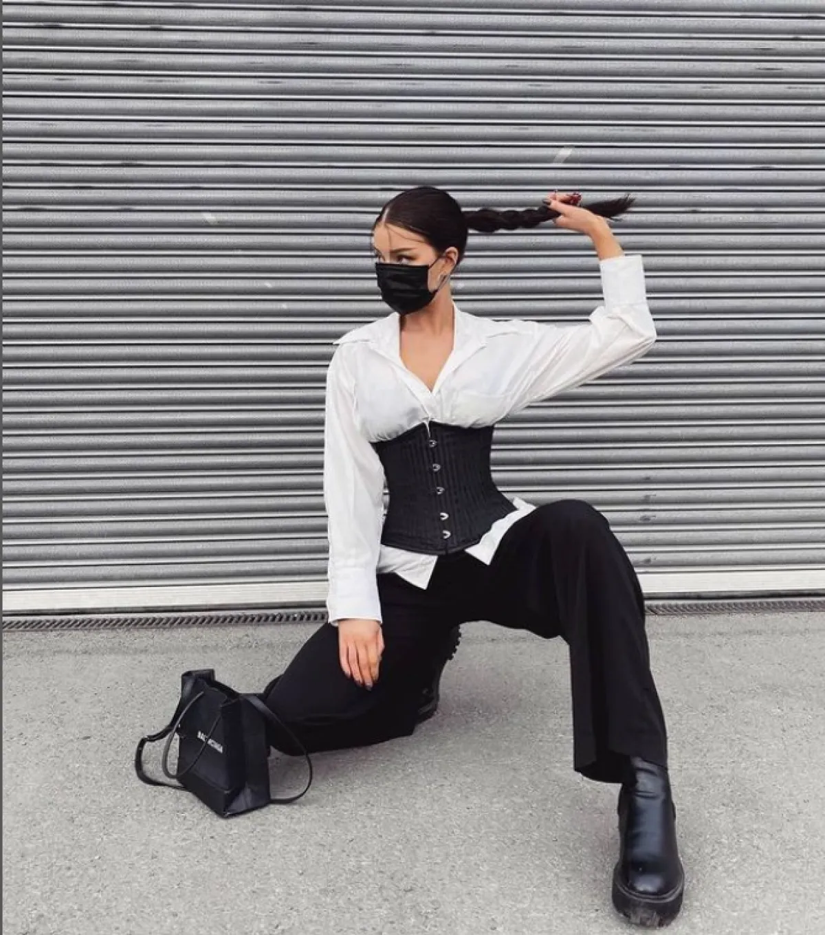 حزام كورسيه مع قميص ابيض