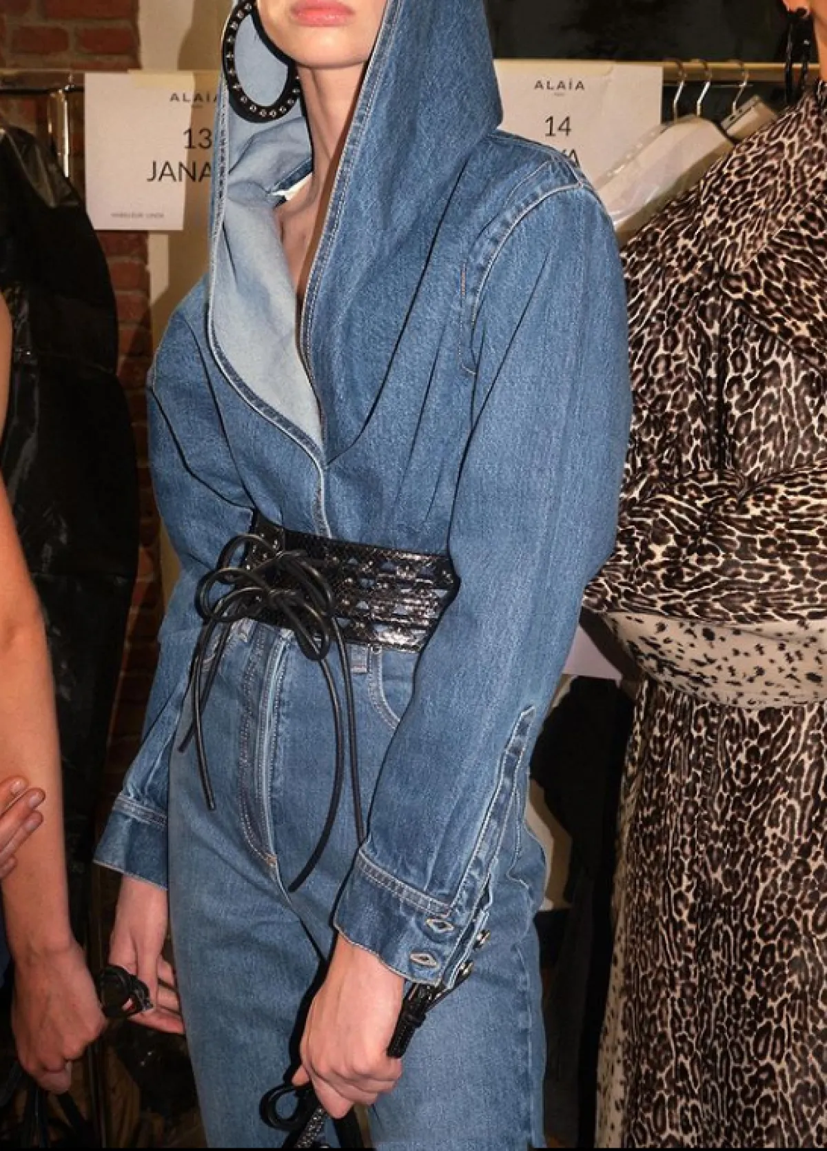 سترة من ميزون علايا مع الحزام الكورسيه