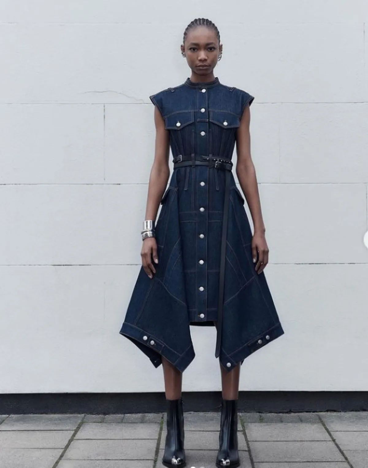  من تصميم الكسندر مكوين الفستان من الدنيم