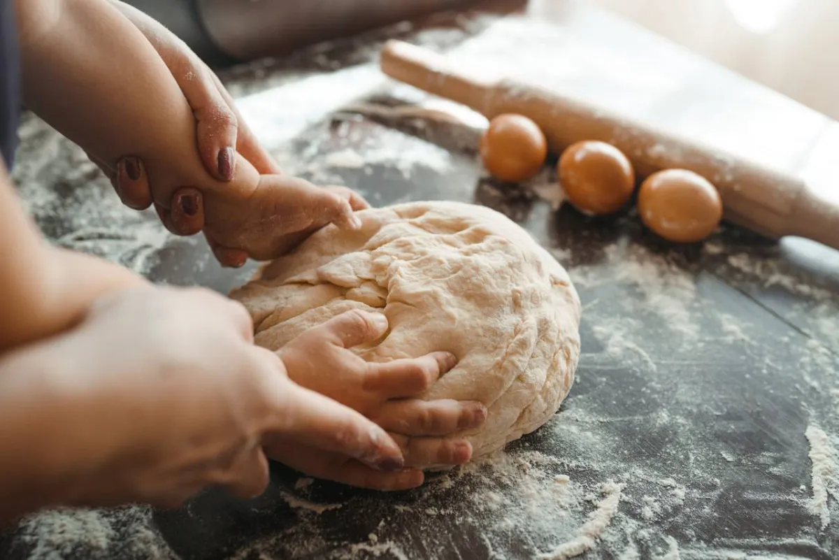 صورة طفل يعجن