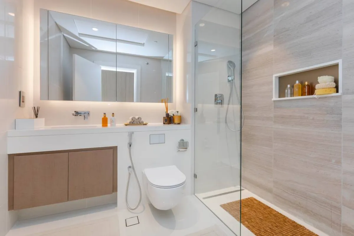 يحلو تزويد المرآة الرئيسة بإنارة مخفية