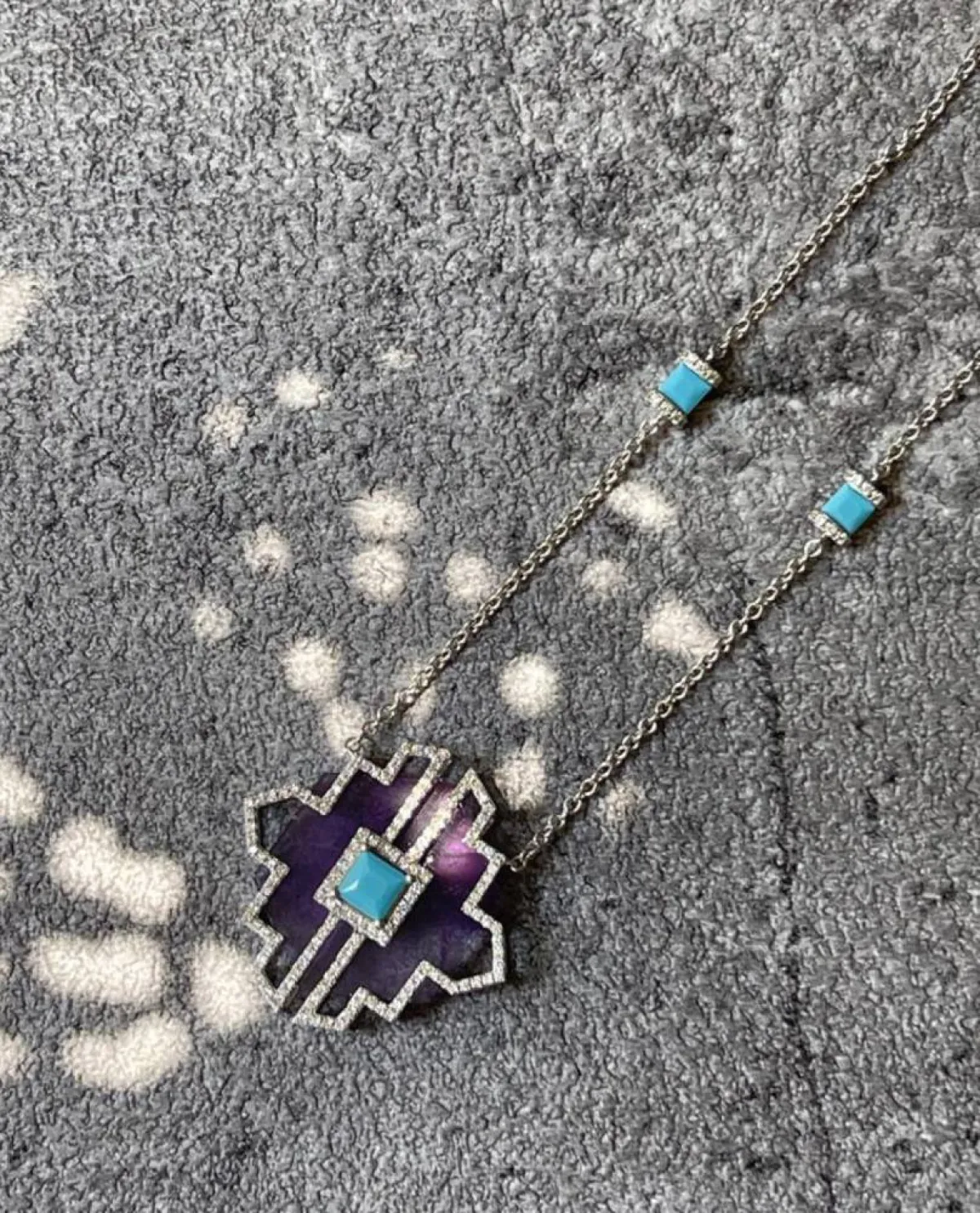 قطع من المجوهرات من تصميم المصمّمة فاطمة المهيري