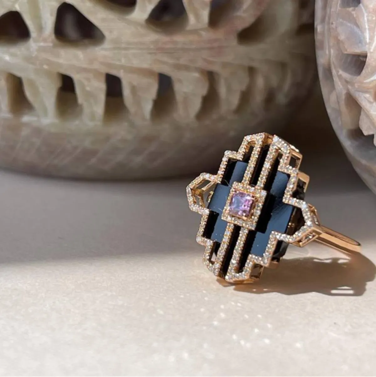 قطع من المجوهرات من تصميم المصمّمة فاطمة المهيري