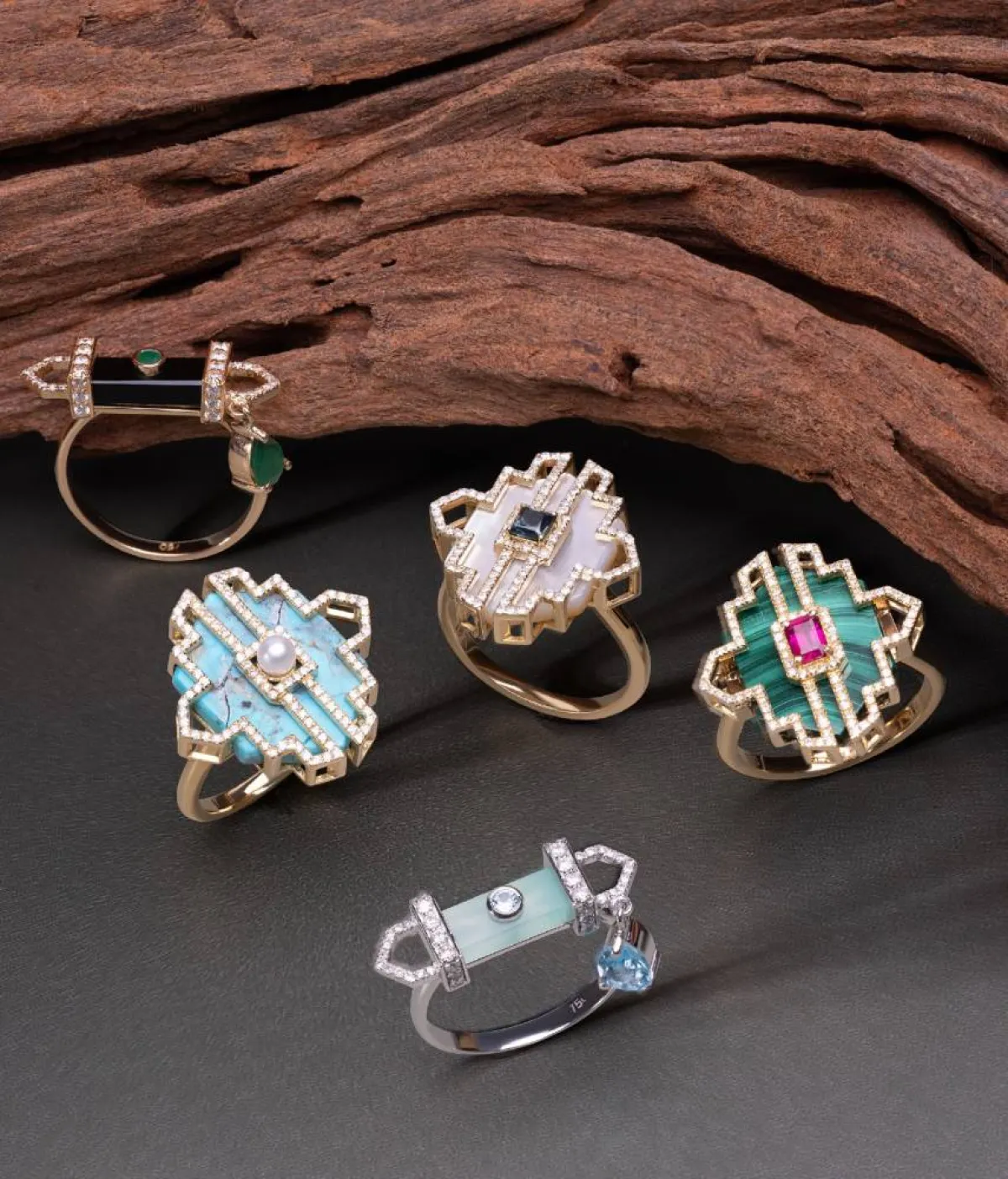 قطع من المجوهرات من تصميم المصمّمة فاطمة المهيري