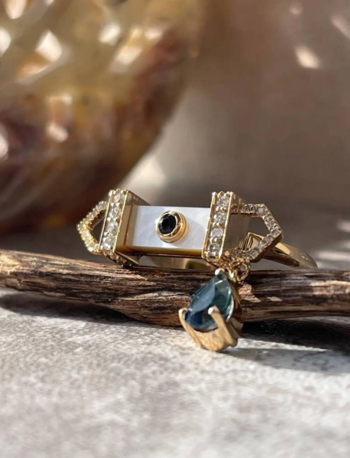 قطع من المجوهرات من تصميم المصمّمة فاطمة المهيري