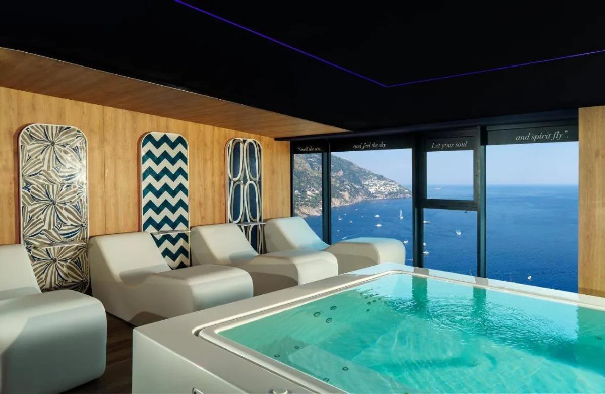 صالة استجمام داخلية في فندق لو أفاجي