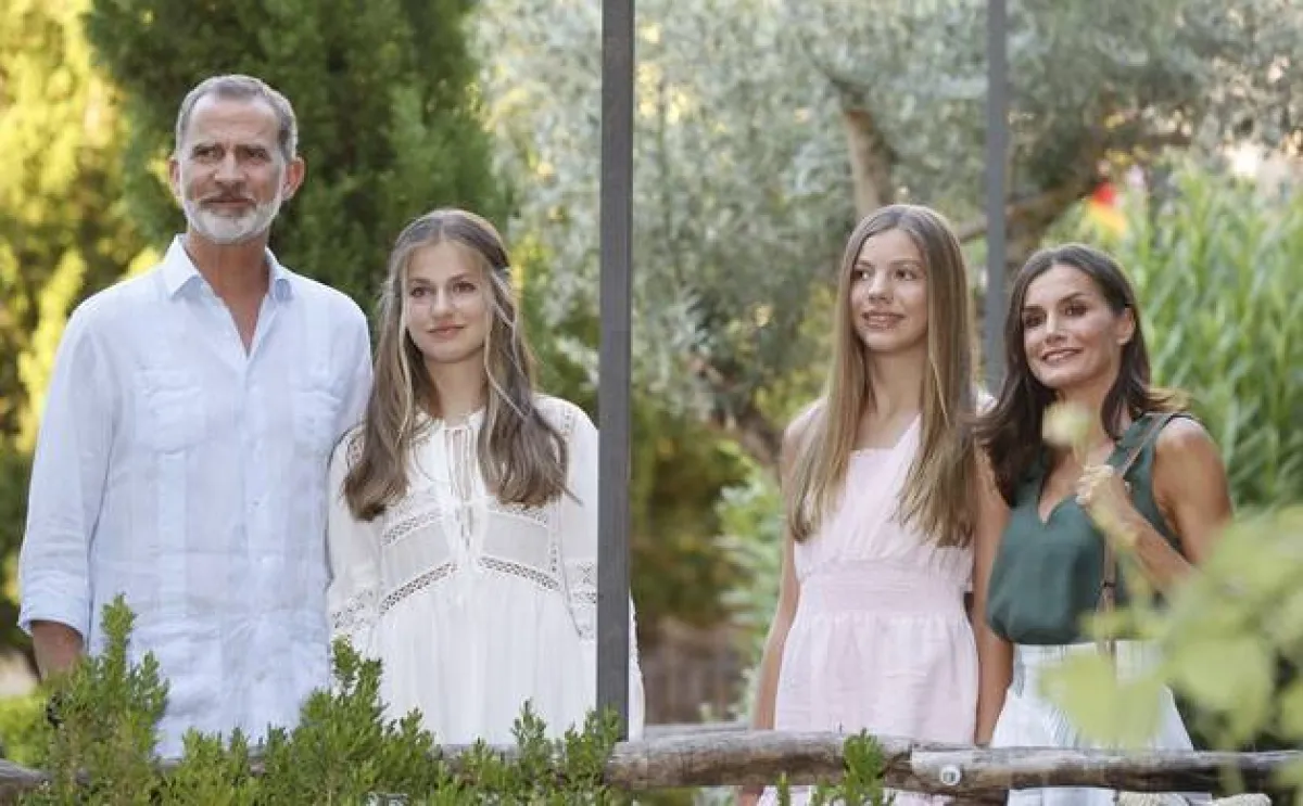 الملكة ليتيزيا والملك فيليب مع ابنتيهما- الصورة من موقع Royal Central