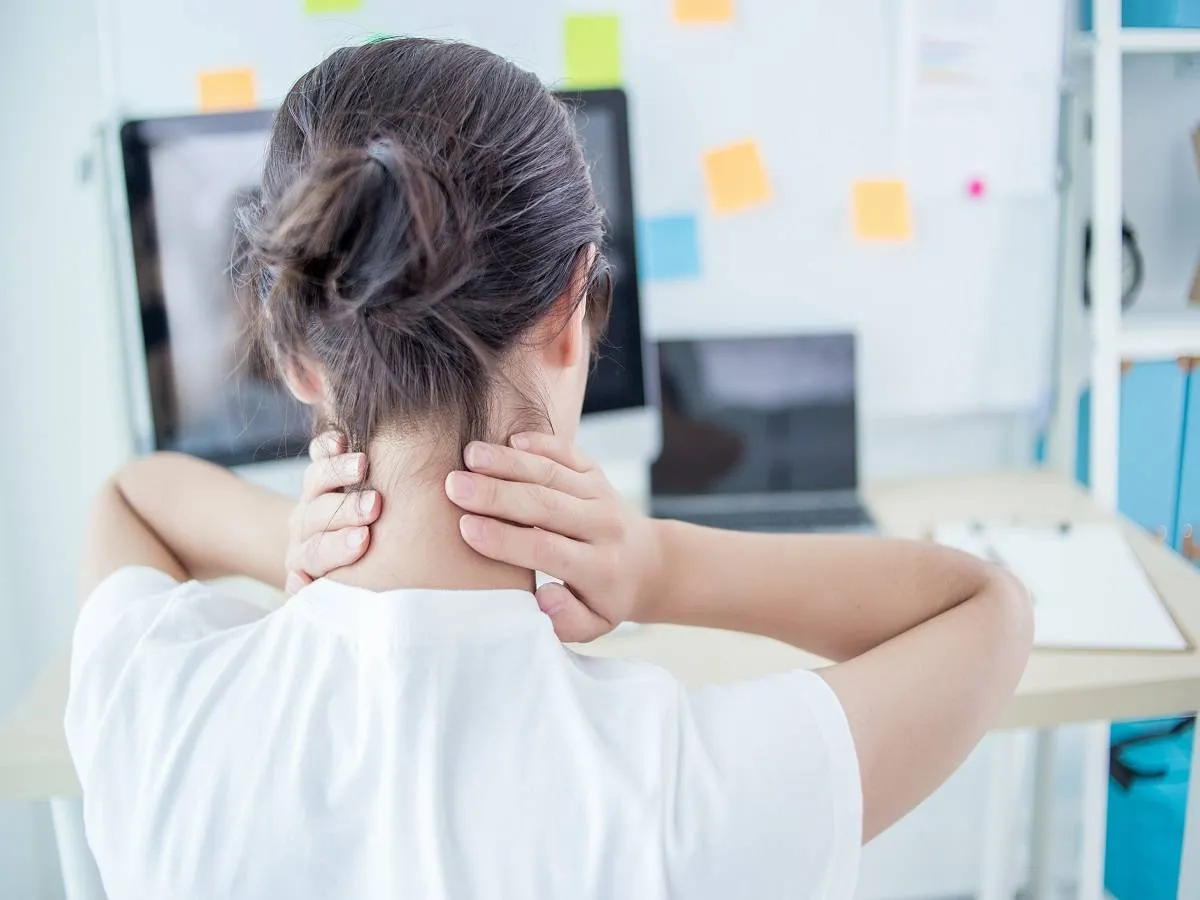 التهاب مفاصل الرقبة من الأسباب الشائعة لتنميل اليدين أثناء النوم