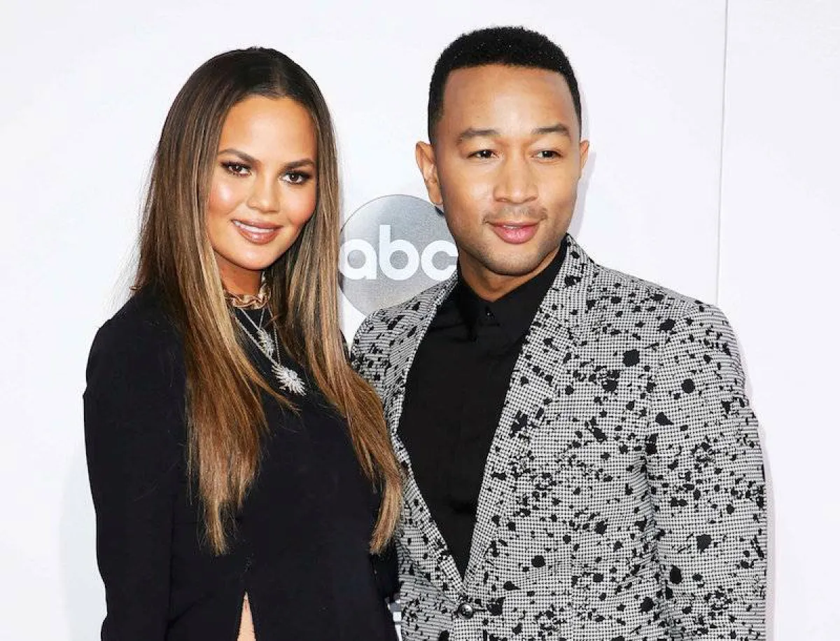 كريسي تيغن وزوجها جون ليجند