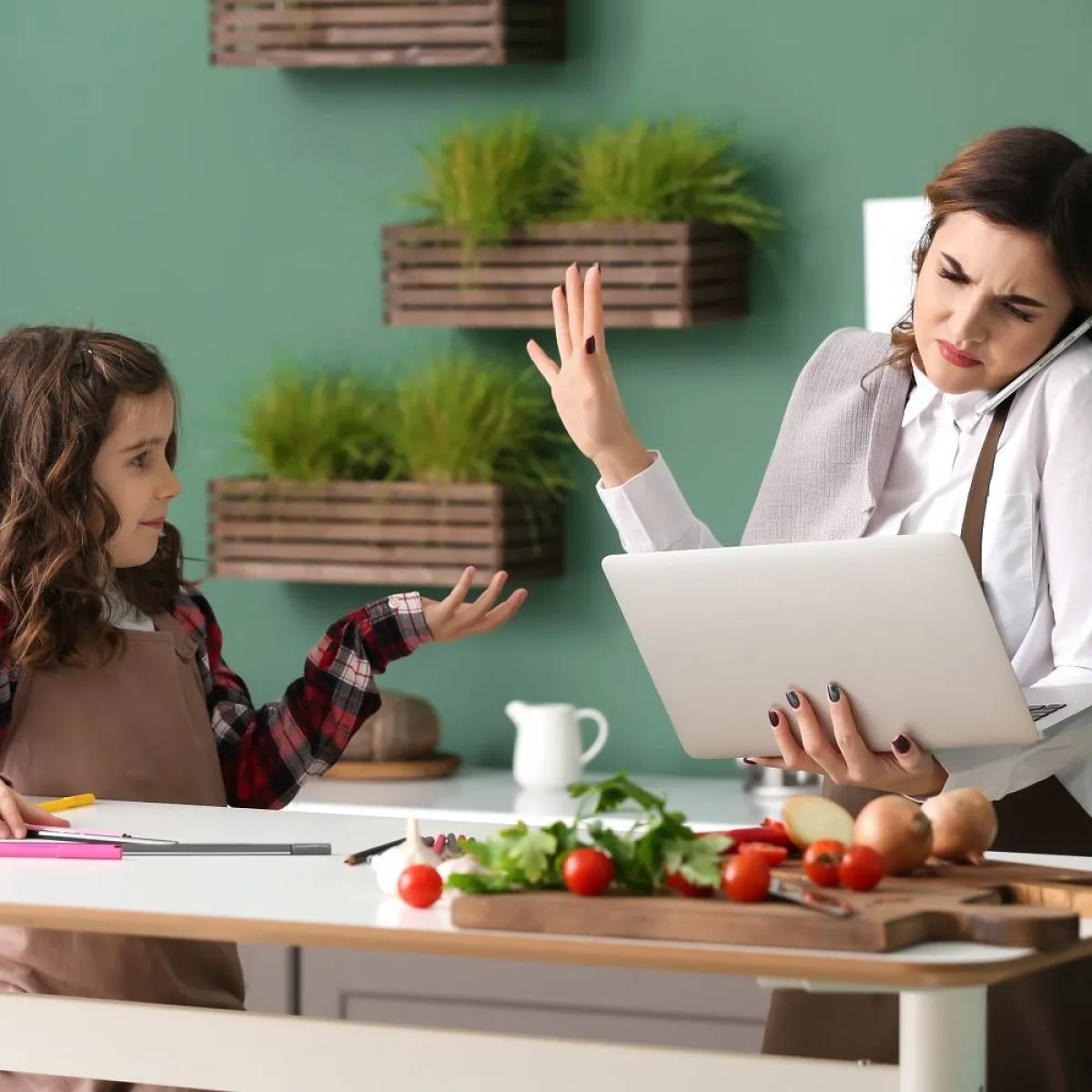 صورة لأم وطفلتها تتناقشان