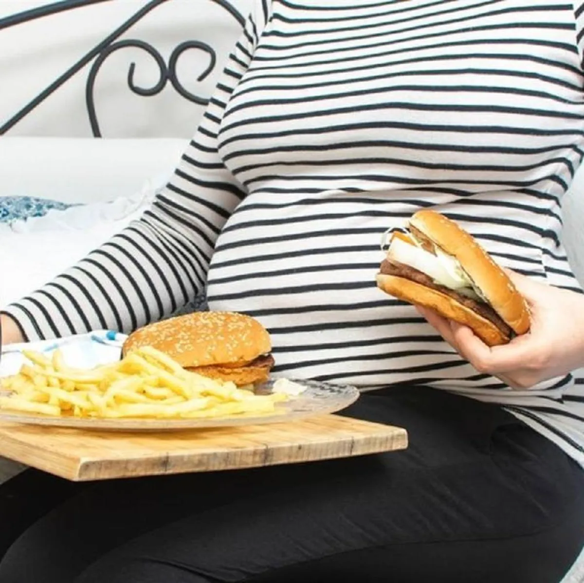 صورة لحامل تتناول طعامها